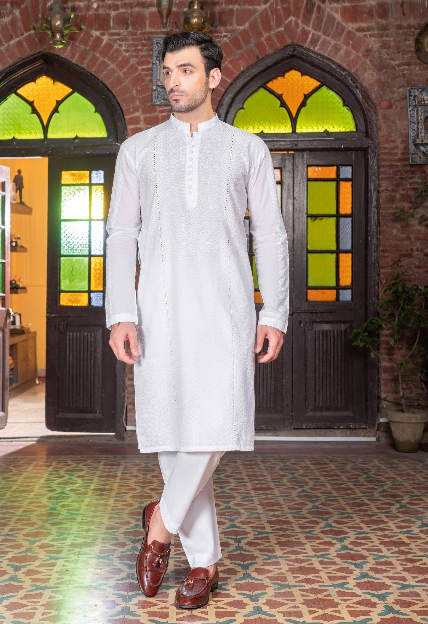 Lawn Chicken Kari White LCKW-01